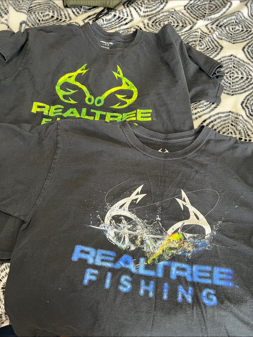 2 RealTree Fishing T-shirt Lg